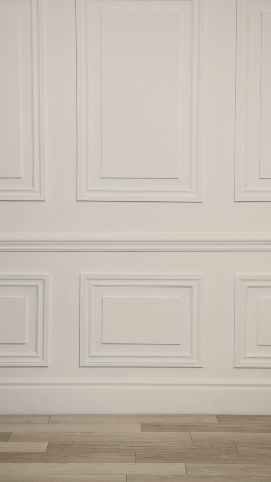 Video of woman wearing a multicolored white and blue tropical pareo which is tied at the bustline. 